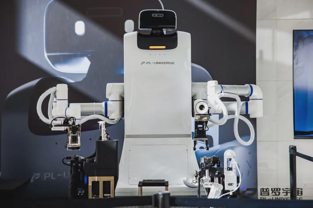 工业具身智能矩阵成型！普罗宇宙发布大白机器人2.0 及灵巧手，京东全球线上合作赋能出海
