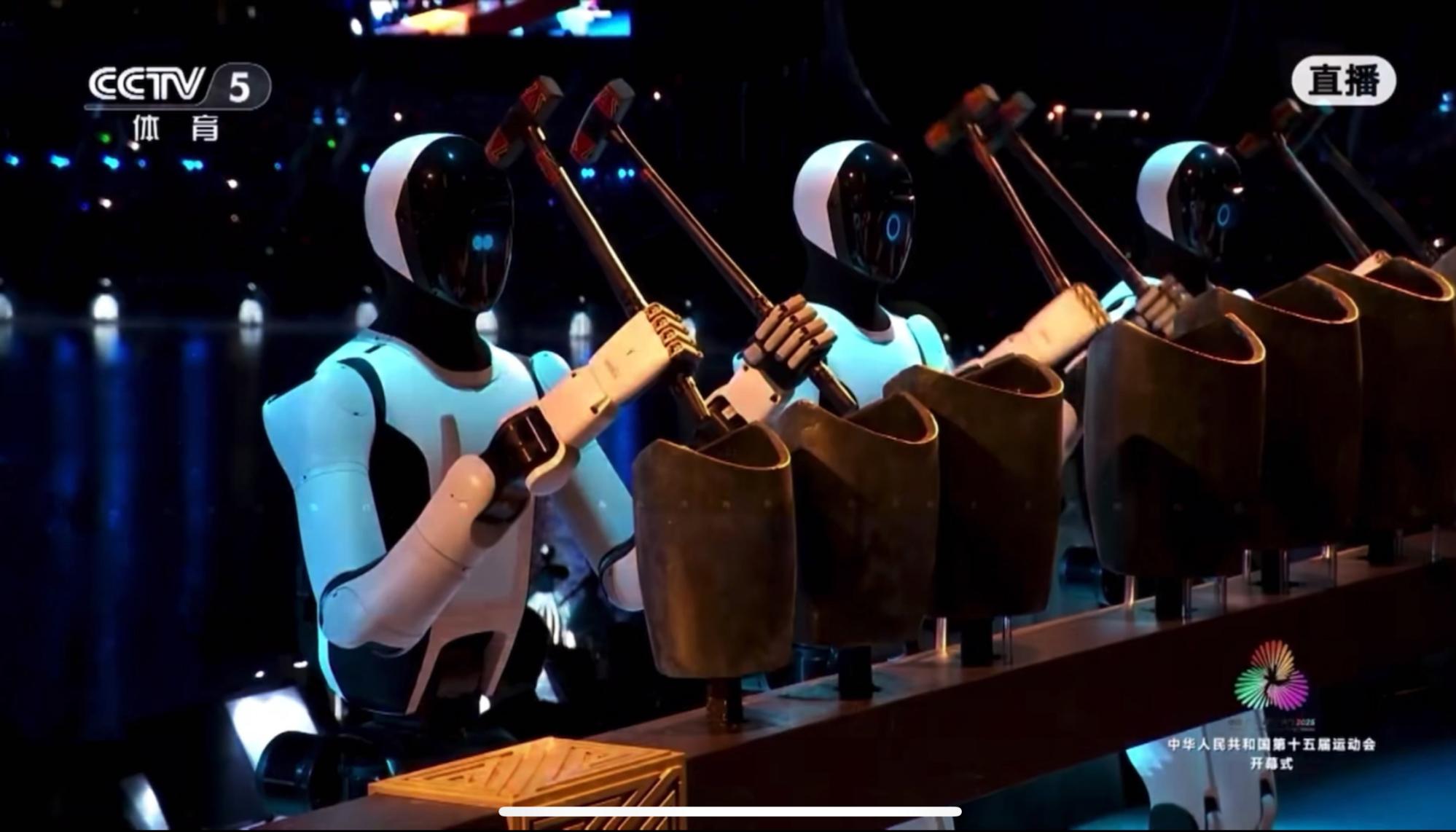 人形机器人首登十五运会开幕式！优必选Walker S2奏响千年青铜句鑃