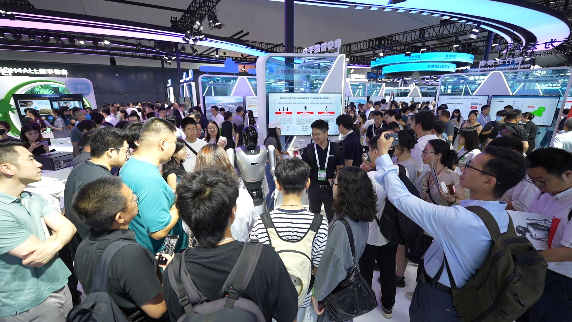 2025 WAIC华为展台机器人“独苗”，这家企业为啥能独受青睐？