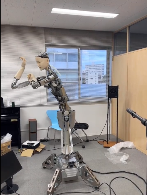 机器人“演小品”？Alter3的这段无实物表演能上春晚了！(图2)