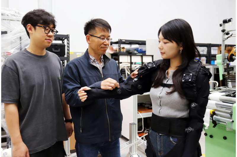 全球首款服装式可穿戴机器人！1/4发丝人造肌肉量产，帮患者重获活动能力