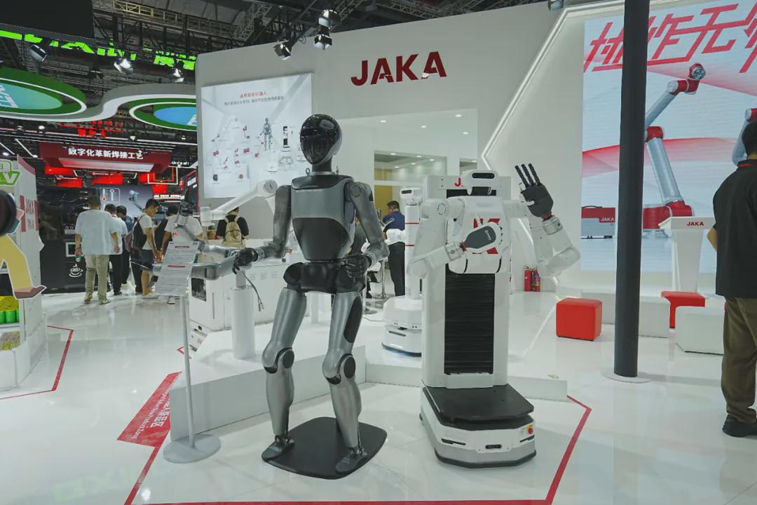 全球首发AI+工业智能机器人操作系统！工博焦点JAKA EVO，重构工业具身智能新范式