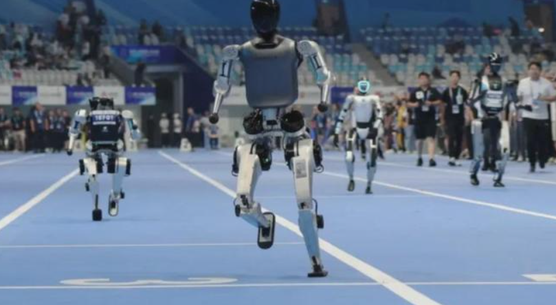 狂飙与悬崖：2025，机器人驶出浅滩