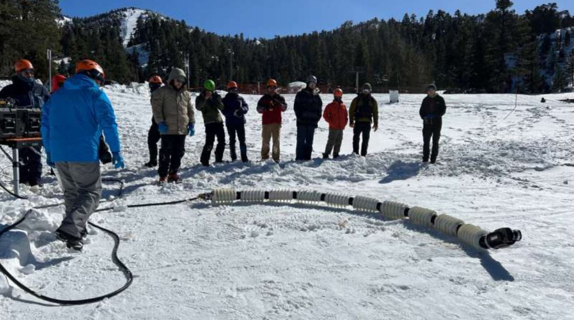 研究人员创造了一种用于穿越极端地形的蛇形机器人(图1)