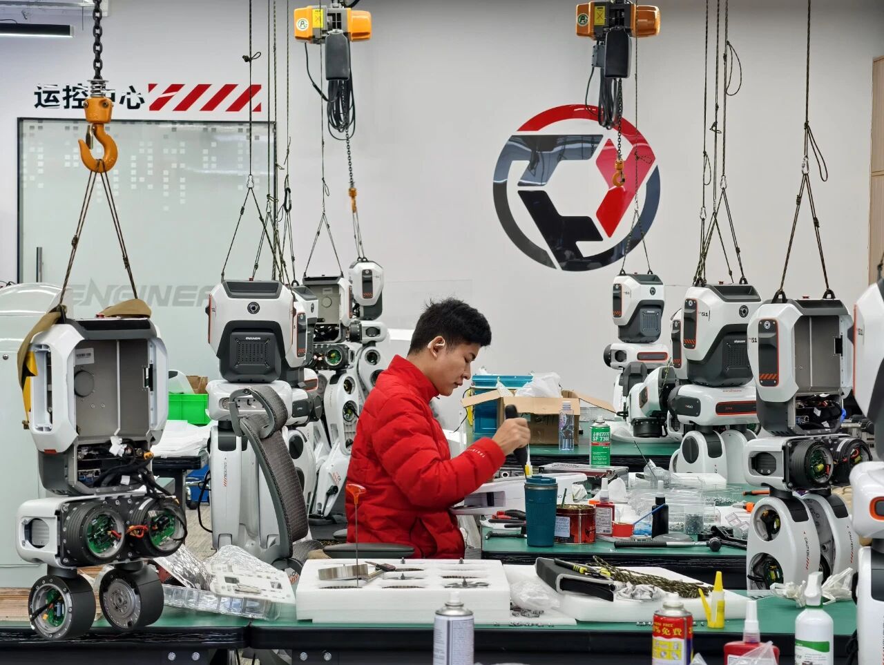 年薪百万招不到人！具身智能“人才荒”，十年内有解吗？