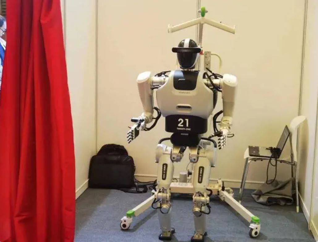 可拿杯子、搬箱子、走碎石地，中国电科21所发布首款人形机器人