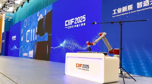 上海智造闪耀工博会：沙画机器人演绎科技与艺术之美 谱写全球制造新篇章