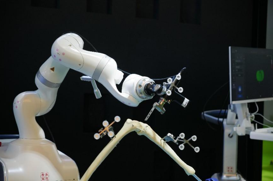 国产手术机器人迎商业化元年，创新性研究持续加速