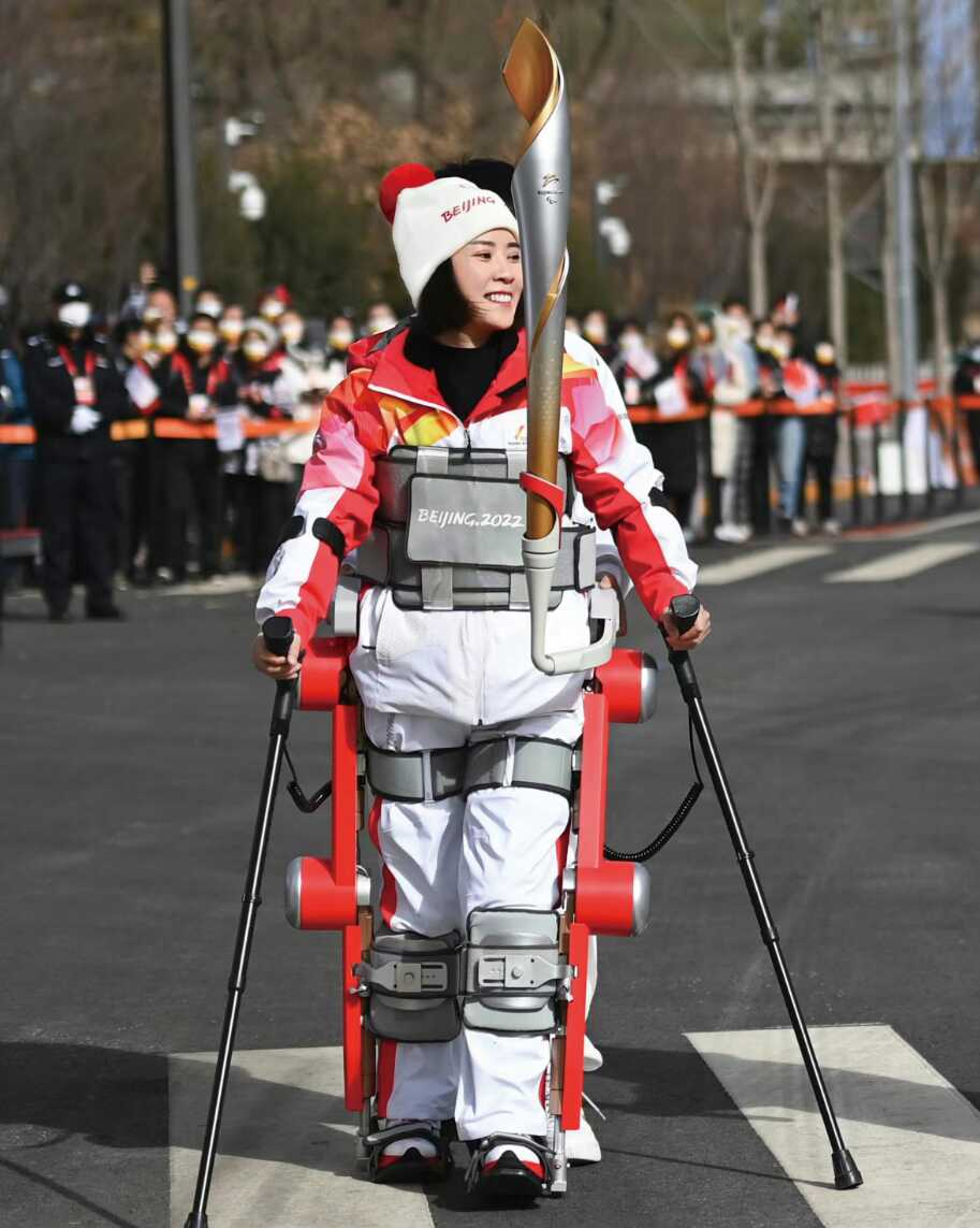 智能康养机器人应用大赛 大艾机器人展示最新外骨骼机器人产品