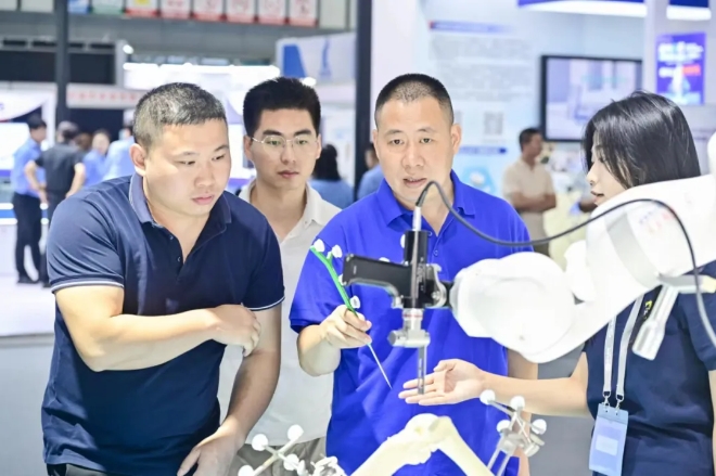  ​中国骨科手术进入数智时代，深圳“智”造骨科手术机器人亮相CAOS 2024