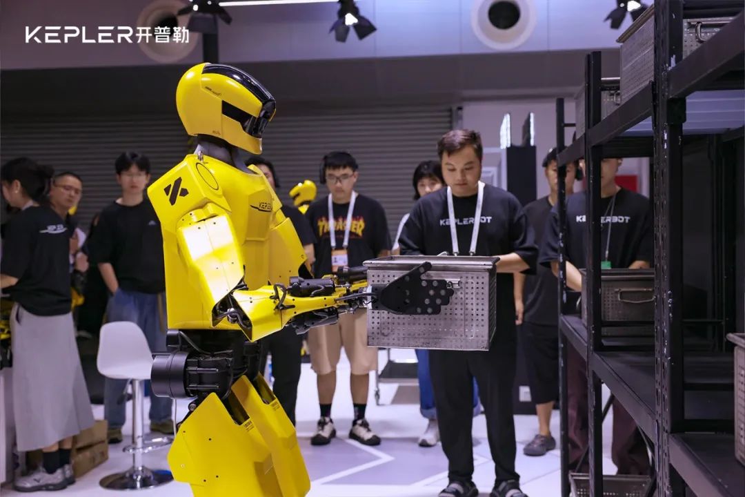 2025 WAIC 炸场！特斯拉平替开普勒 K2 大黄蜂直播 8 小时，Optimus 压力来了？