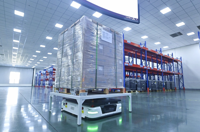 华储光电公司引入AMR自主搬运机器人，智能化改造仓库管理