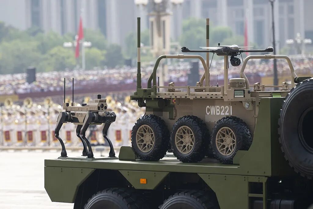 建国以来首次！仿生机器人走上阅兵场，国产四足机器人迎来应用时代